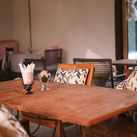White Wall Riverfront Hotel Kamphaeng Phet Dış mekan fotoğraf
