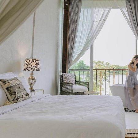 White Wall Riverfront Hotel Kamphaeng Phet Dış mekan fotoğraf