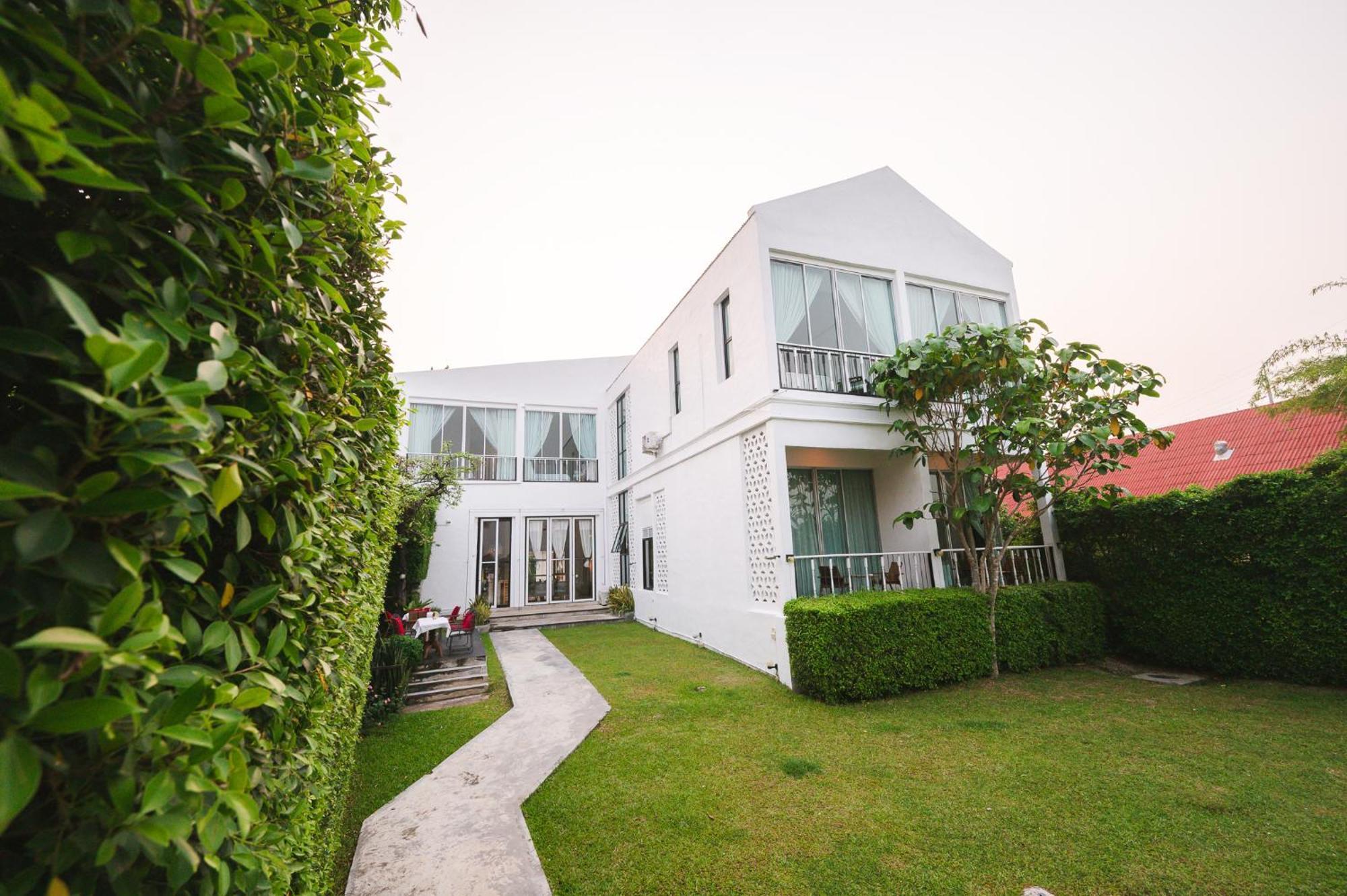 White Wall Riverfront Hotel Kamphaeng Phet Dış mekan fotoğraf
