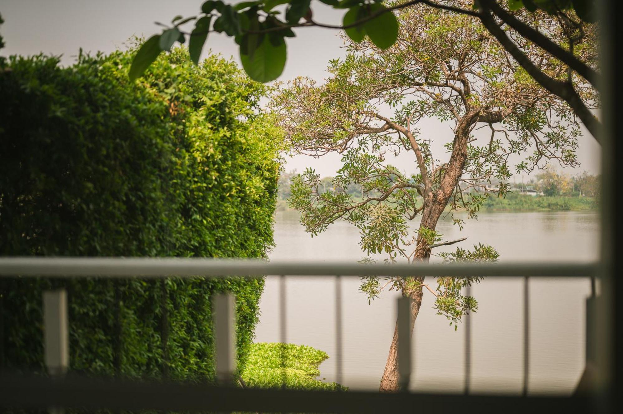 White Wall Riverfront Hotel Kamphaeng Phet Dış mekan fotoğraf