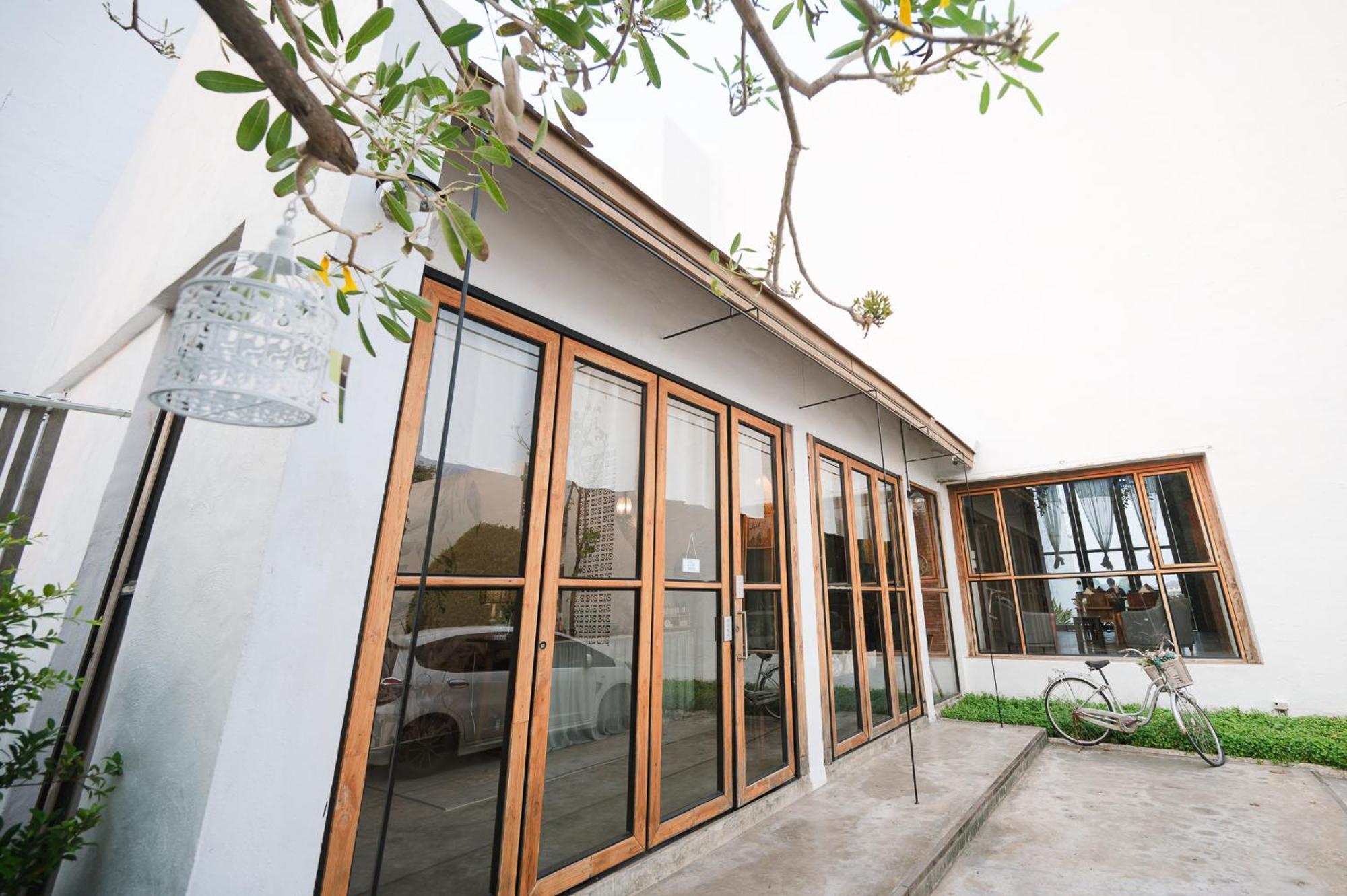 White Wall Riverfront Hotel Kamphaeng Phet Dış mekan fotoğraf