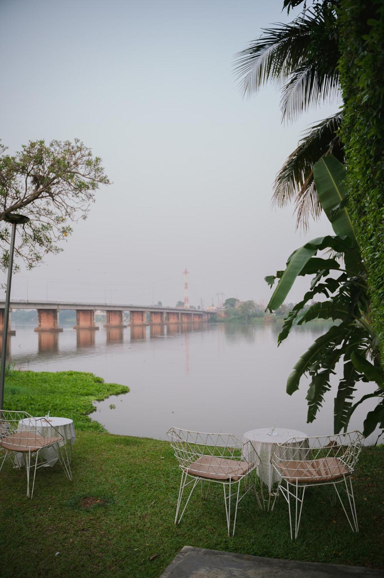 White Wall Riverfront Hotel Kamphaeng Phet Dış mekan fotoğraf