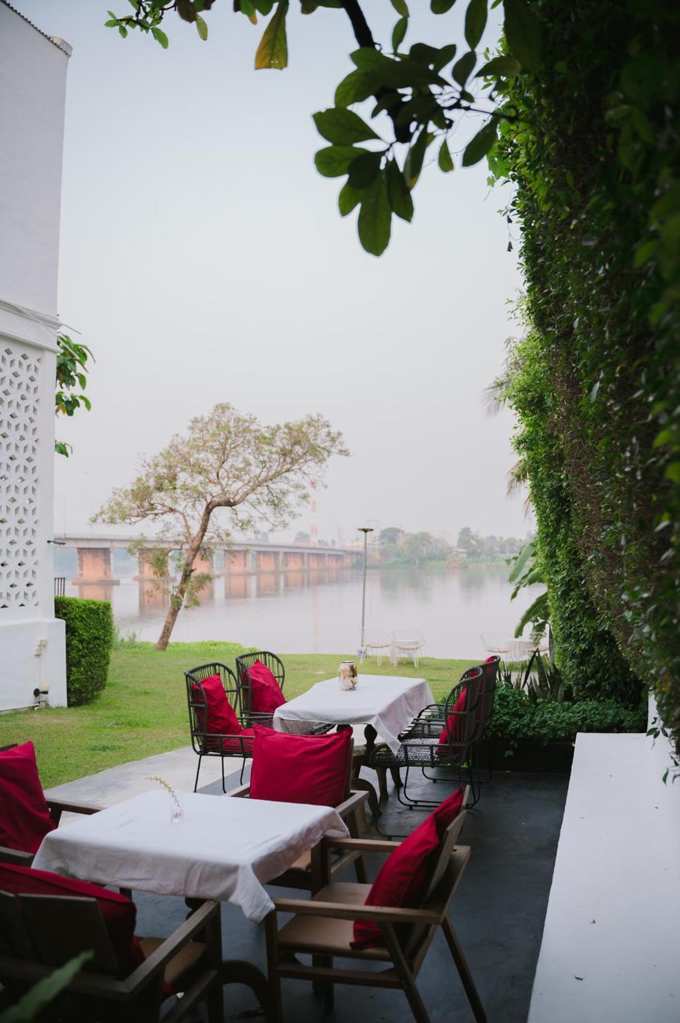 White Wall Riverfront Hotel Kamphaeng Phet Dış mekan fotoğraf