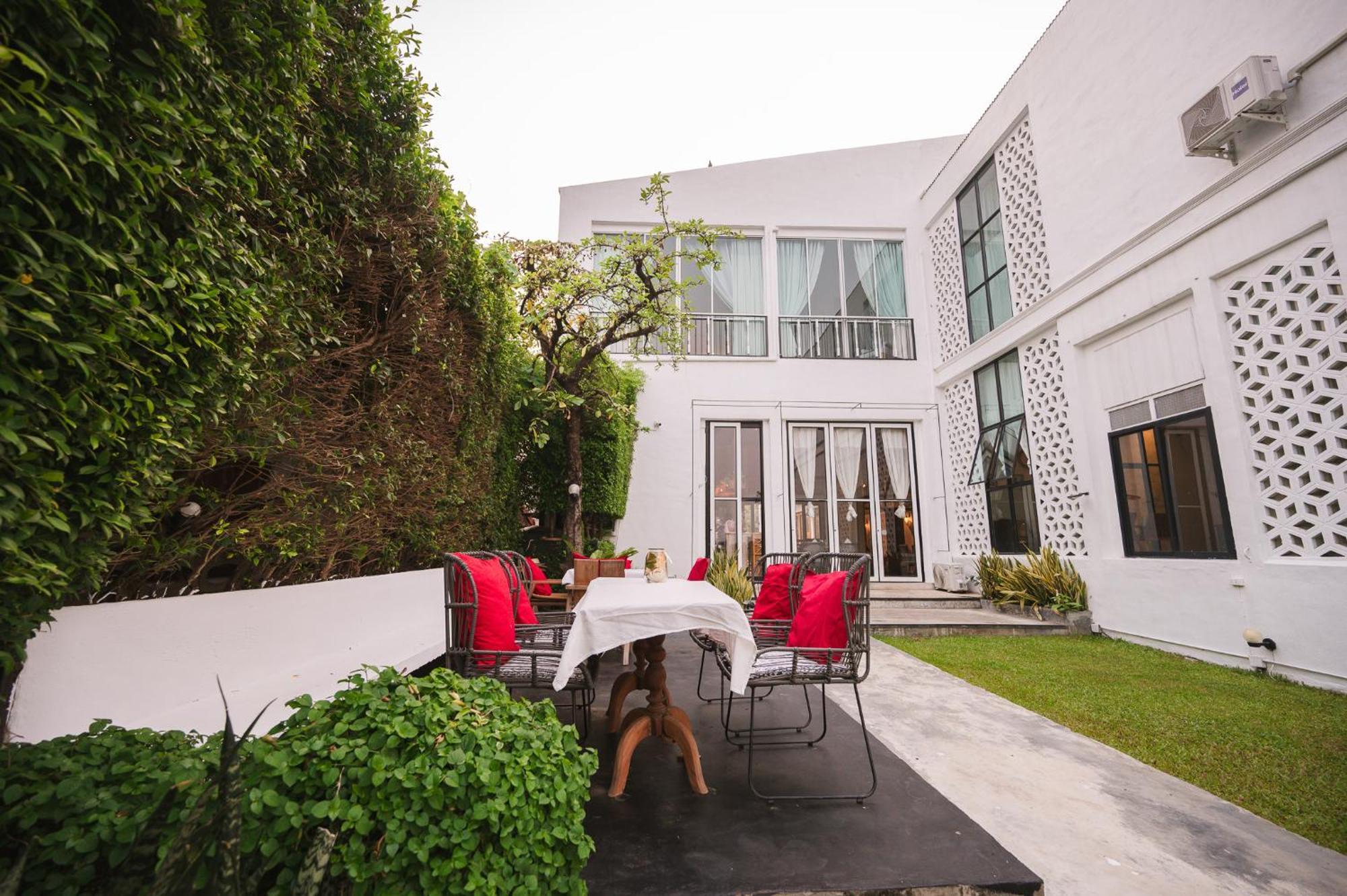 White Wall Riverfront Hotel Kamphaeng Phet Dış mekan fotoğraf
