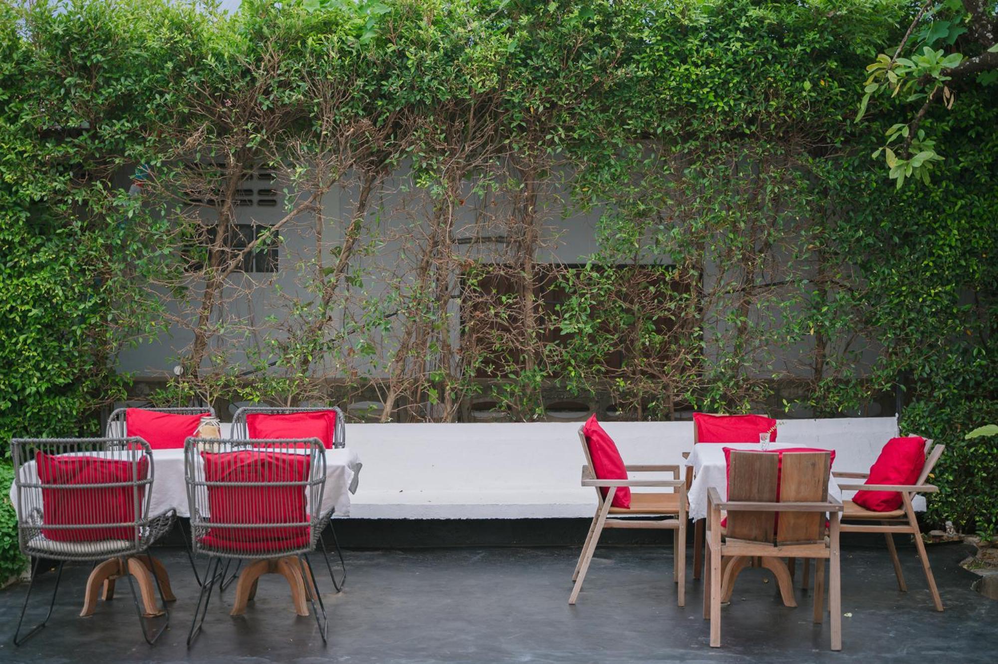 White Wall Riverfront Hotel Kamphaeng Phet Dış mekan fotoğraf