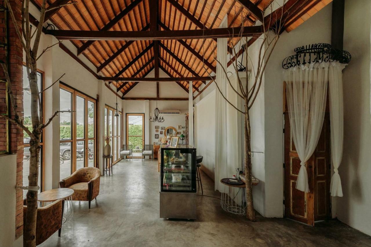 White Wall Riverfront Hotel Kamphaeng Phet Dış mekan fotoğraf