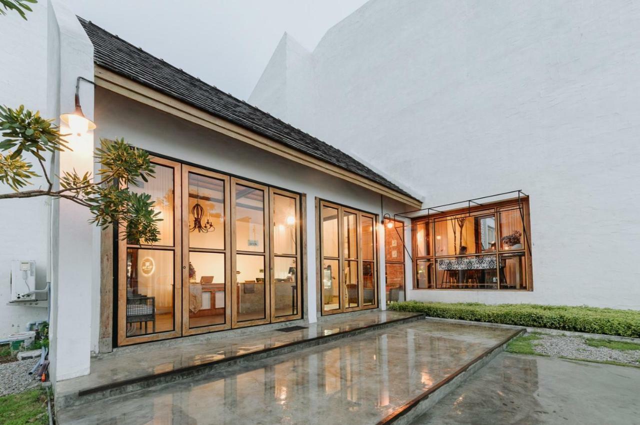 White Wall Riverfront Hotel Kamphaeng Phet Dış mekan fotoğraf