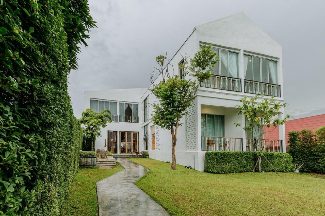 White Wall Riverfront Hotel Kamphaeng Phet Dış mekan fotoğraf