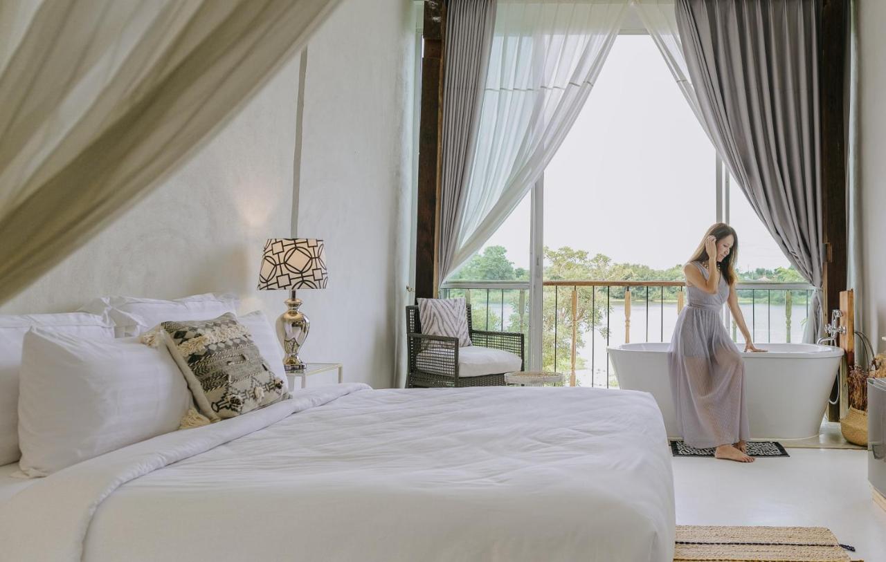 White Wall Riverfront Hotel Kamphaeng Phet Dış mekan fotoğraf