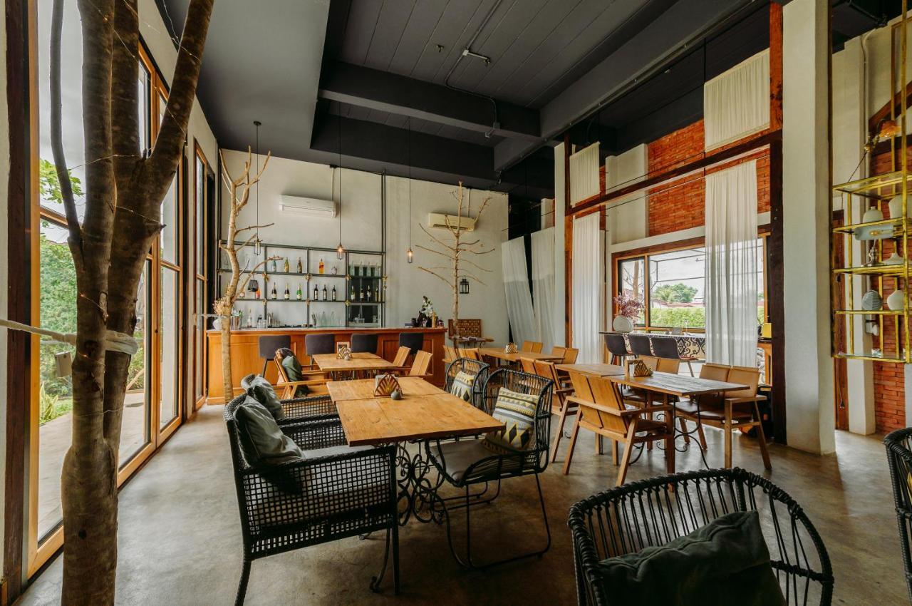 White Wall Riverfront Hotel Kamphaeng Phet Dış mekan fotoğraf