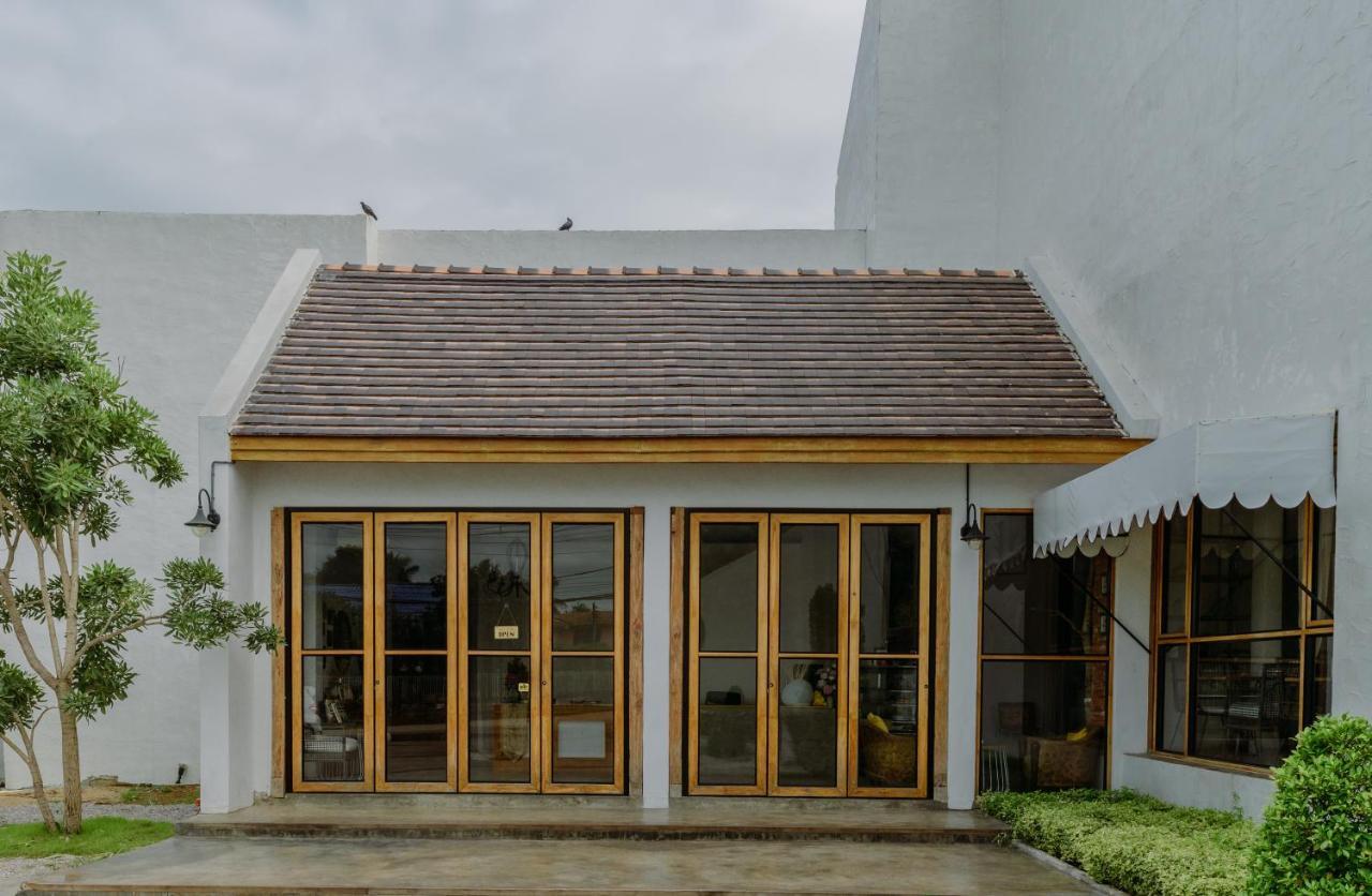 White Wall Riverfront Hotel Kamphaeng Phet Dış mekan fotoğraf