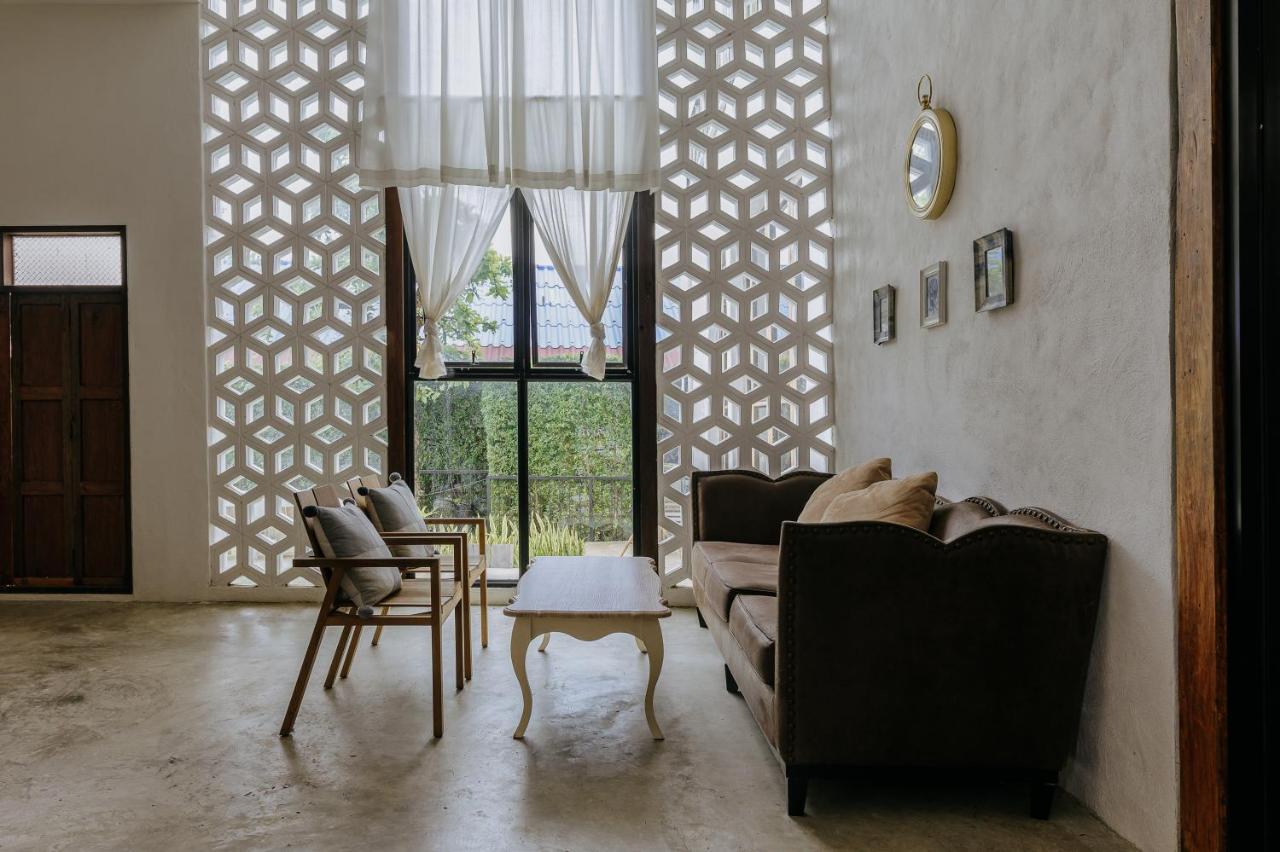 White Wall Riverfront Hotel Kamphaeng Phet Dış mekan fotoğraf