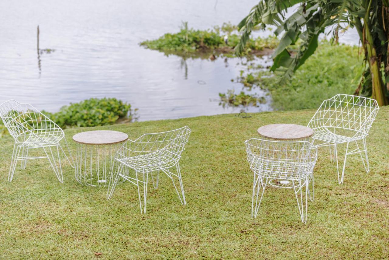 White Wall Riverfront Hotel Kamphaeng Phet Dış mekan fotoğraf